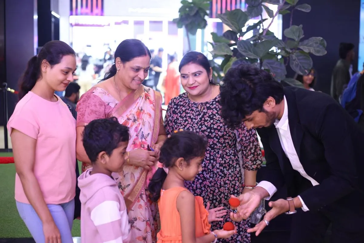 Harish Malolan Close Up Magic Performance - Sleight of Hand Wedding Magician